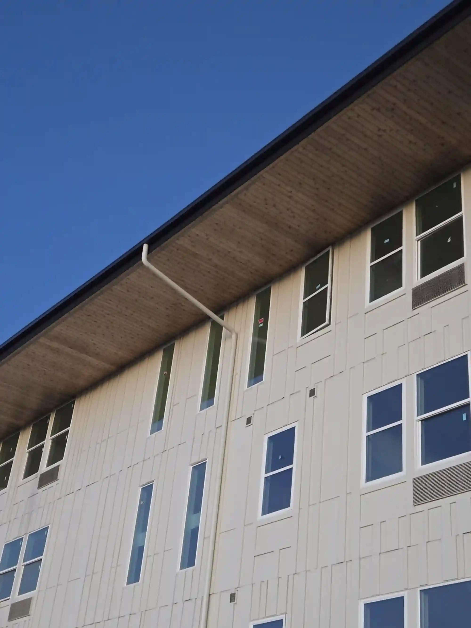Commercial building gutter system